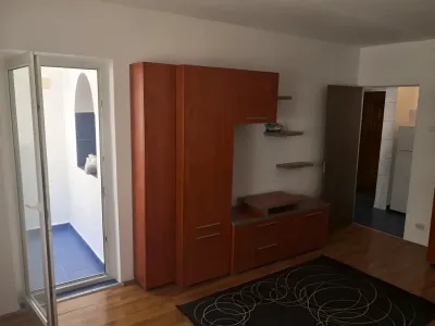 inchiriere garsoniera Sector 6 București dulapuri lemn living